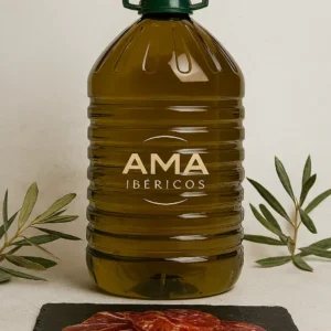 Garrafa de aceite junto a unas ramas de olivo con lomo loncheado delante